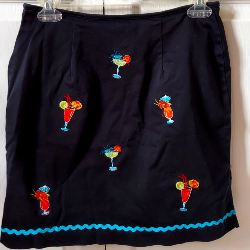 Black Mini Skirt w/embroidered cocktail drinks. Size 6 - Bamboo Traders